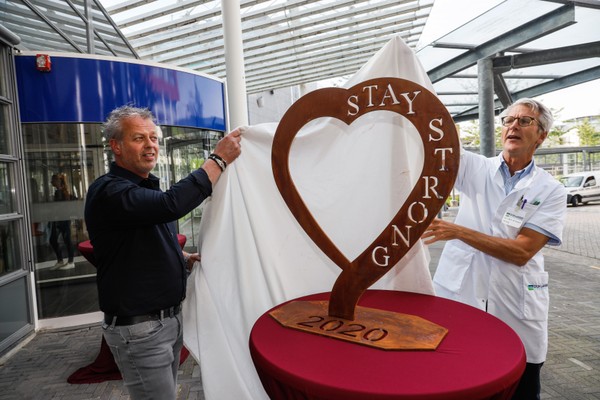 Foto onthulling schenking kunstwerk Martin van Driel aan het Dijklander ziekenhuis